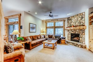 TV, fireplace, DVD player, table football - Cozy, dog-friendly home w/ private hot tub & SHARC access - great location (Sunriver)