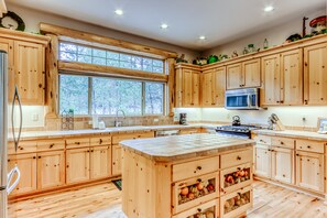 Fridge, microwave, oven, stovetop - Cozy, dog-friendly home w/ private hot tub & SHARC access - great location (Sunriver)