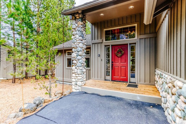 Exterior detail - Cozy, dog-friendly home w/ private hot tub & SHARC access - great location (Sunriver)