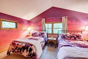 3 bedrooms, desk, Internet, bed sheets - Artist's Retreat at Sky Valley w/ Balcony & Deck (Dillard)