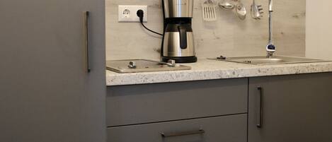 Jääkaappi, uuni, liesi, astianpesukone