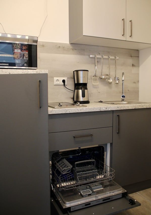 Fridge, oven, stovetop, dishwasher