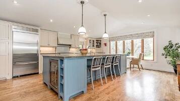 Réfrigérateur, micro-ondes, plaque de cuisson, lave-vaisselle