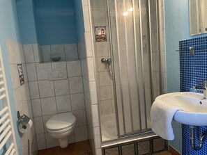 Dusch, handdukar och toalettpapper