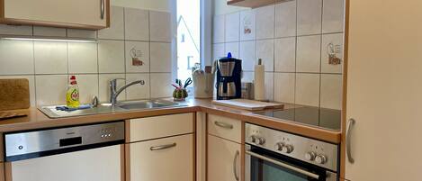 Réfrigérateur, plaque de cuisson, lave-vaisselle, cafetière/bouilloire