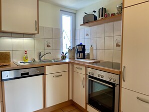 Kylskåp, spishäll, diskmaskin och kaffe- och tebryggare