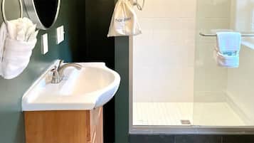 Een douche, een haardroger, handdoeken