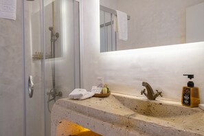 Ducha, artículos de tocador gratuitos, secador de pelo, toallas