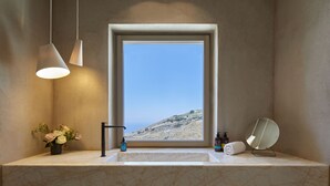 Retreat Villa with Private Pool, Heated Plunge Pool and Sea View | Badezimmer