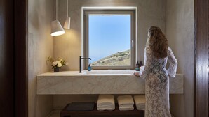 Retreat Villa with Private Pool, Heated Plunge Pool and Sea View | Badezimmer