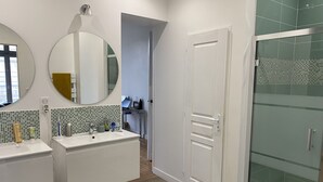 A modern bathroom with two sinks, a large mirror, and a glass shower enclosure. - Belle Maison Bordelaise Avec Piscine ! (Bordeaux)