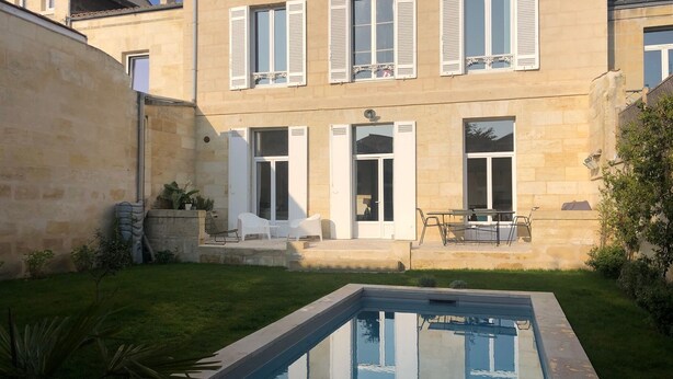 A two-story house with a swimming pool in the backyard. - Belle Maison Bordelaise Avec Piscine ! (Bordeaux)