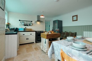 Fridge, microwave, oven, stovetop - A Charming cottage in the Heart of Laugharne (Laugharne)