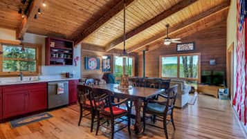 House, 2 Bedrooms | In-room dining