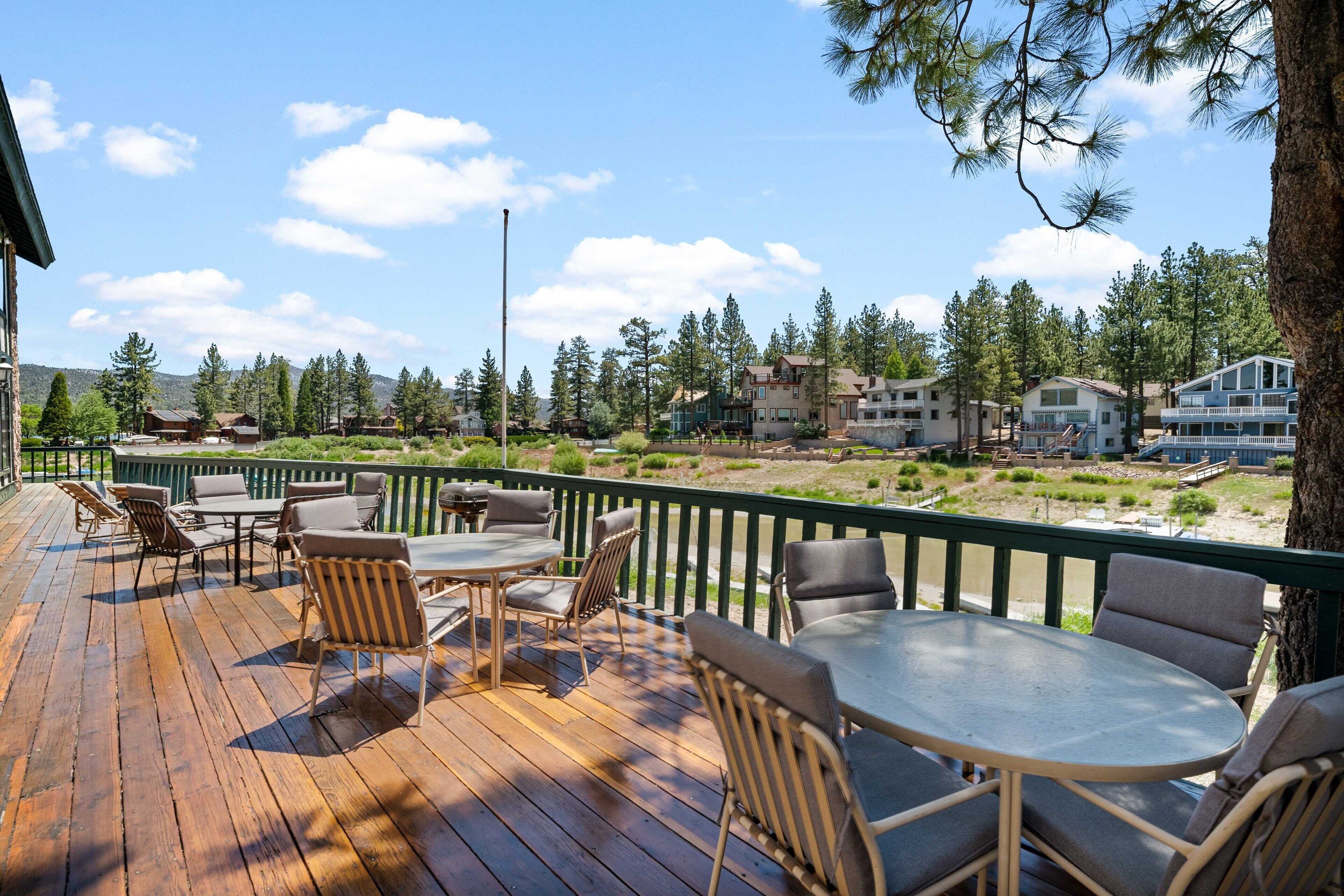 Mountain Condo has King Suite, Soaking Tub, Arcade, Pool and Hot Tub Access!