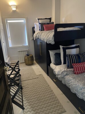 5 bedrooms, iron/ironing board, WiFi, bed sheets
