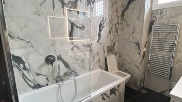 Duschwanne, Haartrockner, Bidet, Handtücher