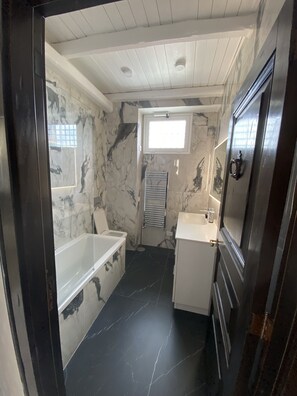 Combined shower/bathtub, hair dryer, bidet, towels