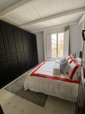 3 habitaciones, tabla de planchar con plancha, wifi y ropa de cama 