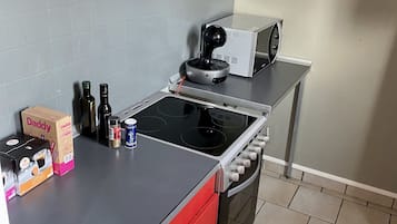 雪櫃、微波爐、焗爐、爐具