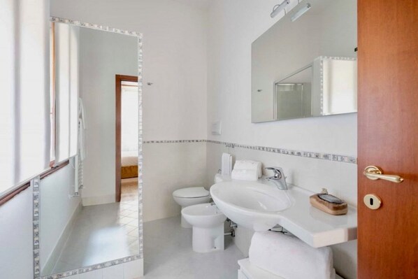 A bathroom with a toilet, bidet, and sink. - PALAZZO SAN SAMUELE - elegant spacious first floor of palace in San Marco (Venezia)