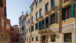 Una calle estrecha con edificios históricos, con balcones y arquitectura tradicional.