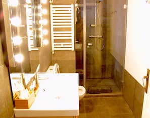 Dusche, Haartrockner, Handtücher, Seife