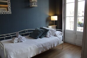 2 Schlafzimmer, Zimmersafe, Schreibtisch, Bügeleisen/Bügelbrett