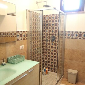 Ducha, secador de pelo, bidé y toallas