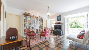 Căn hộ (2 Bedrooms) | Khu phòng khách | TV màn hình phẳng 102-cm có truyền hình cáp, TV