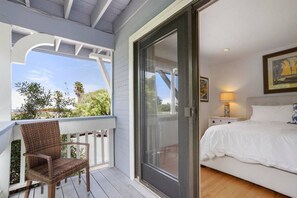 2 bedrooms, desk, iron/ironing board, WiFi - Darling Del Mar Beach Cottage with Ocean Views (Del Mar)