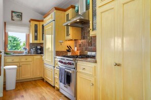 Fridge, microwave, oven, stovetop - Darling Del Mar Beach Cottage with Ocean Views (Del Mar)