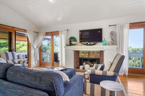 TV, fireplace, offices - Darling Del Mar Beach Cottage with Ocean Views (Del Mar)