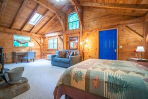 1 bedroom, iron/ironing board, Internet, bed sheets - Lazy Bear Den - Cozy Cabin with Open Floor Plan (Sautee Nacoochee)