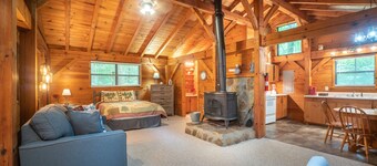 Lazy Bear Den - Cozy Cabin with Open Floor Plan