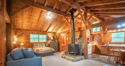 Lazy Bear Den - Cozy Cabin with Open Floor Plan