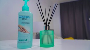 Douche, sèche-cheveux, bidet, serviettes fournies