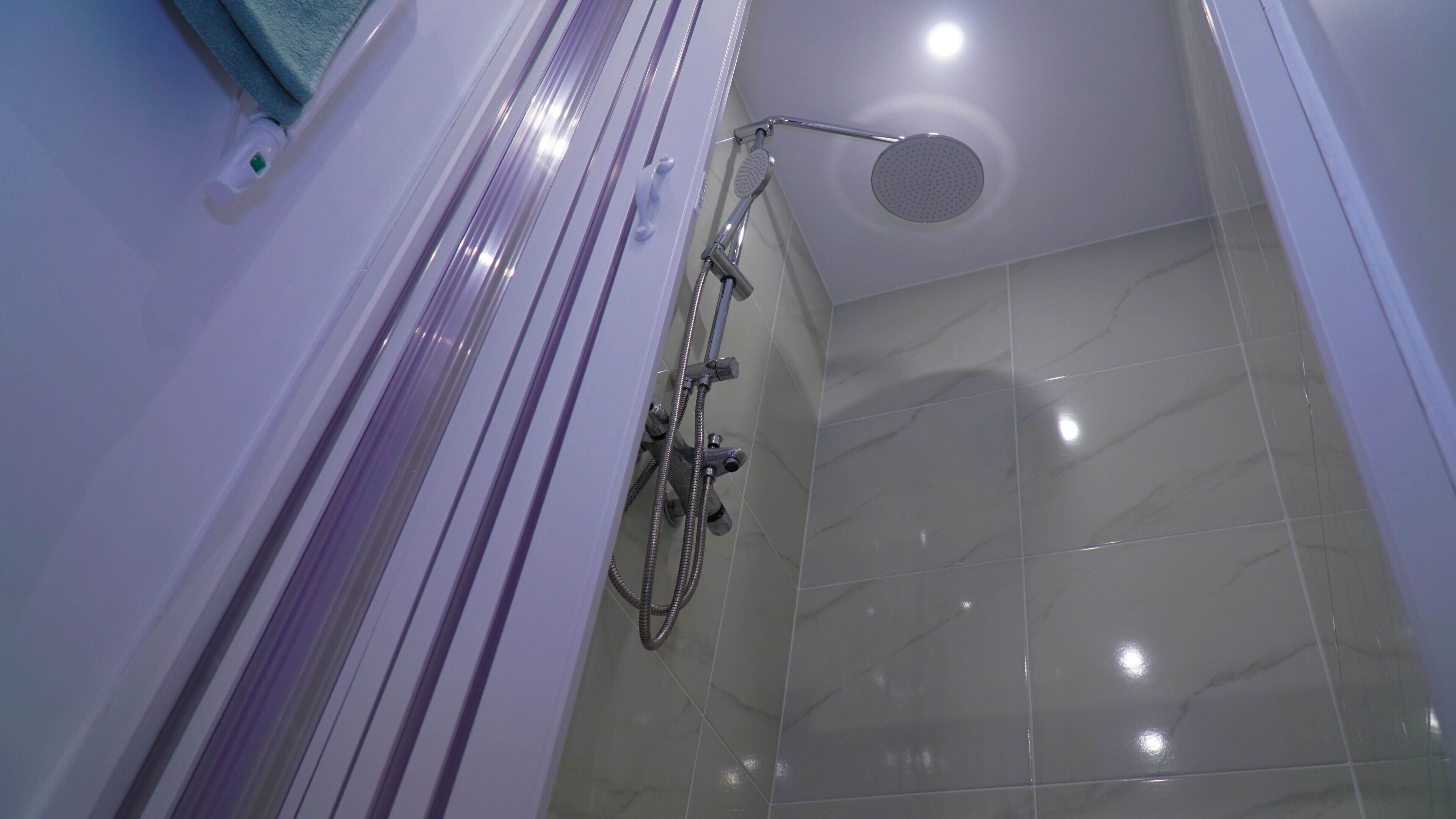 Douche, sèche-cheveux, bidet, serviettes fournies