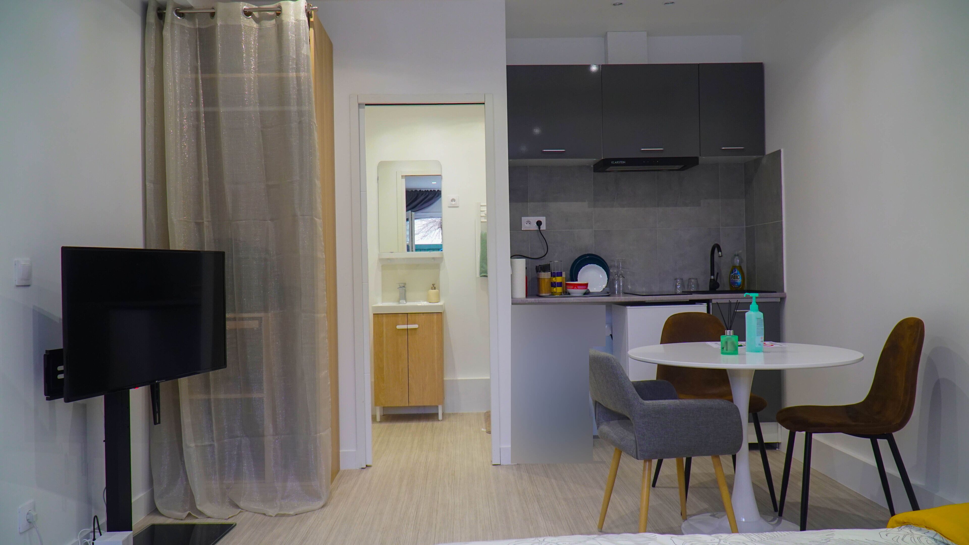 1 chambre, bureau, fer et planche à repasser, Wi-Fi gratuit