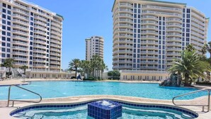 من حمّامات السباحة المغطاة، حمّام سباحة خارجي