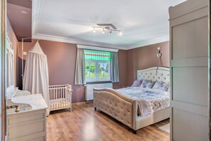 5 bedrooms, iron/ironing board, WiFi, bed sheets