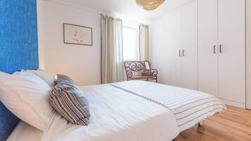2 habitaciones, tabla de planchar con plancha y ropa de cama