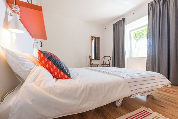 2 bedrooms, iron/ironing board, bed sheets