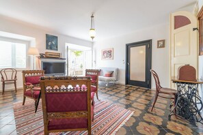 Unclassified image, 2 of 18, button