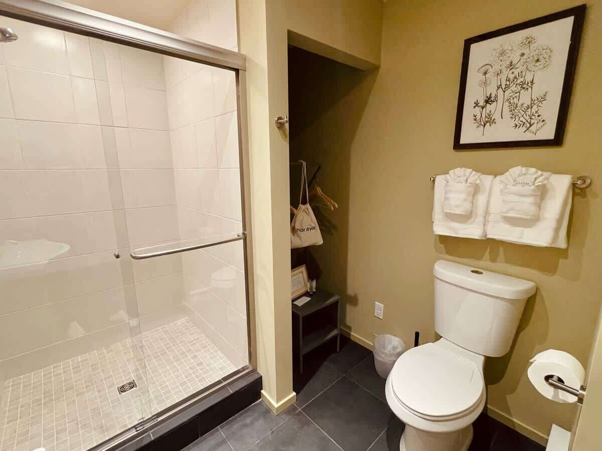 Een douche, een haardroger, handdoeken