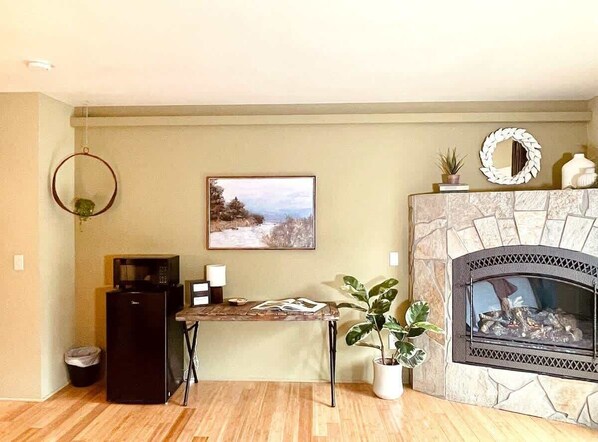 Interior - #2 Alder Queen Room - Fireplace in Olympic Nat'l Pk (Port Angeles)