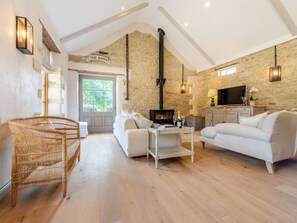 Fireplace - 2 bedroom accommodation in Shipton Under Wychwood (Shipton Under Wychwood)