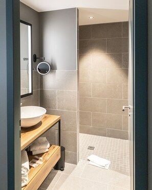 Standaard tweepersoonskamer | Badkamer | Handdoeken, zeep, shampoo, toiletpapier