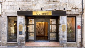 Front of property - Carmel1643 (Arbois)