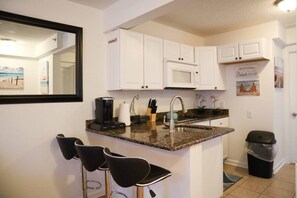Réfrigérateur, micro-ondes, plaque de cuisson, cafetière/bouilloire